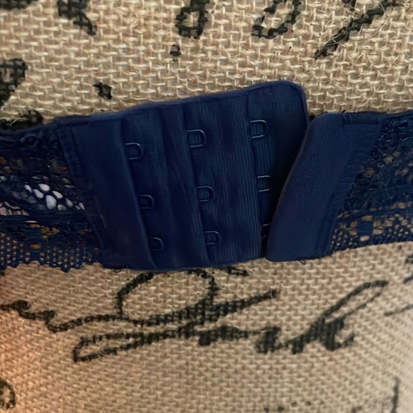 Victoria’s Secret xL/XXL HIGH NECK BRALETTE - Picture 3 of 5